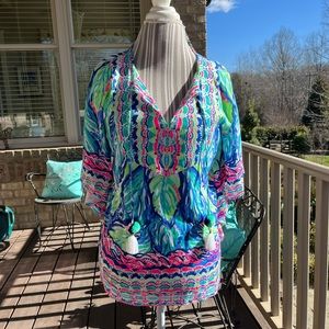 Lilly Pulitzer Top. RUNS very large